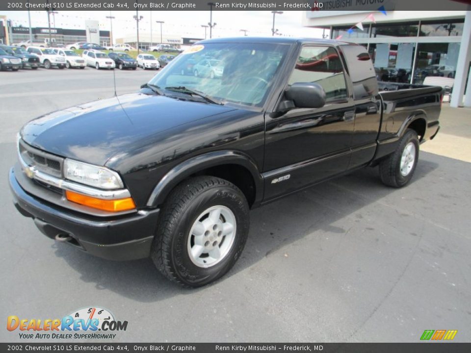 Front 3/4 View of 2002 Chevrolet S10 LS Extended Cab 4x4 Photo #3