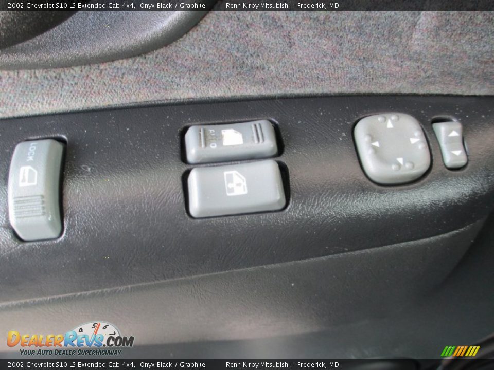 2002 Chevrolet S10 LS Extended Cab 4x4 Onyx Black / Graphite Photo #9