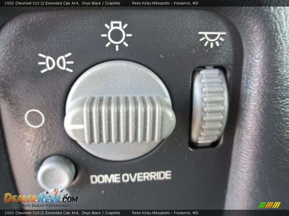 Controls of 2002 Chevrolet S10 LS Extended Cab 4x4 Photo #11