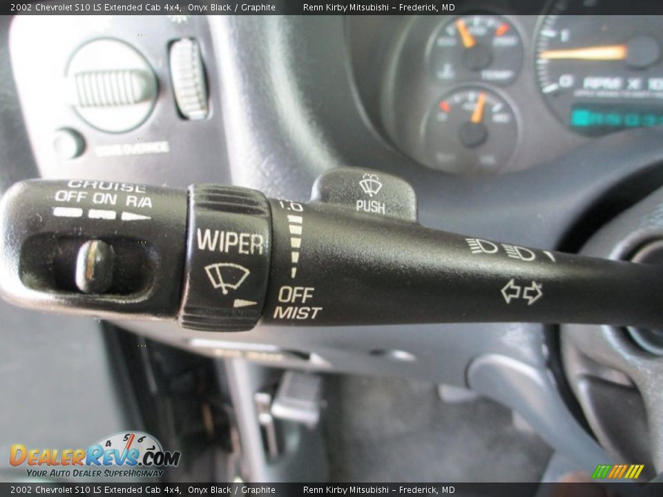 2002 Chevrolet S10 LS Extended Cab 4x4 Onyx Black / Graphite Photo #13