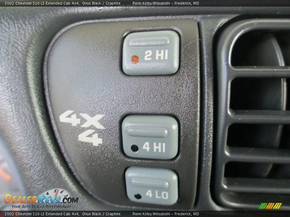 2002 Chevrolet S10 LS Extended Cab 4x4 Onyx Black / Graphite Photo #14
