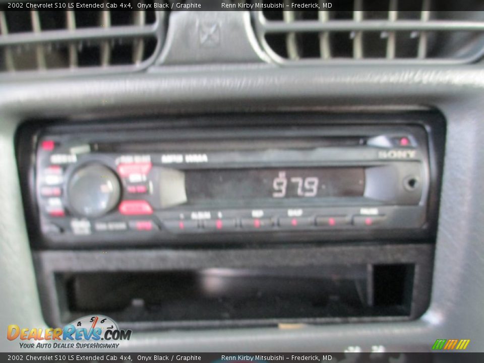 2002 Chevrolet S10 LS Extended Cab 4x4 Onyx Black / Graphite Photo #15