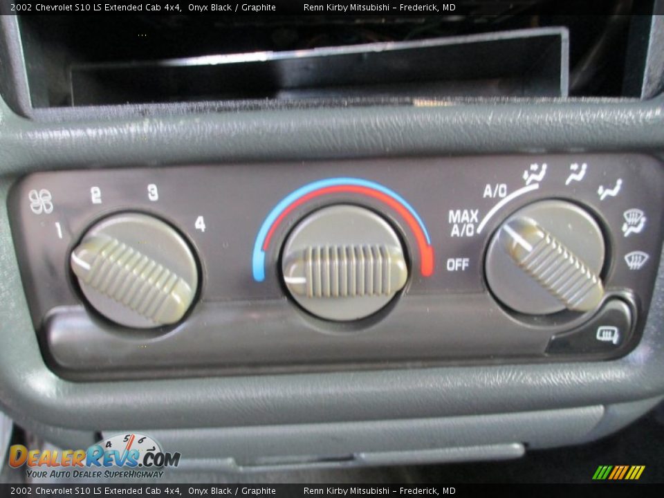 2002 Chevrolet S10 LS Extended Cab 4x4 Onyx Black / Graphite Photo #16