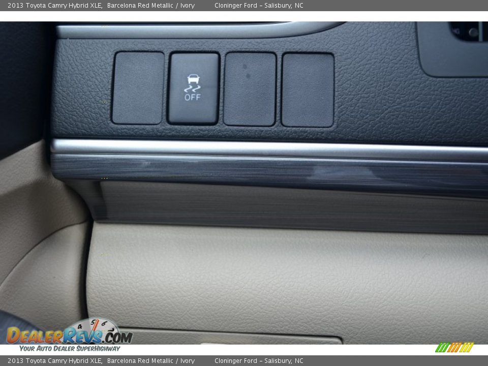 2013 Toyota Camry Hybrid XLE Barcelona Red Metallic / Ivory Photo #19