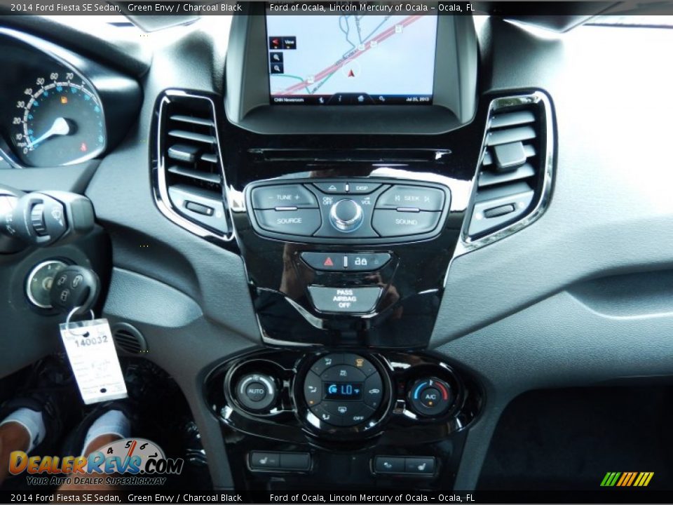 Controls of 2014 Ford Fiesta SE Sedan Photo #10