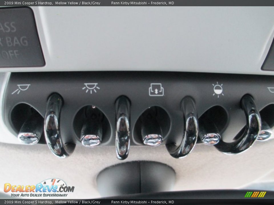 2009 Mini Cooper S Hardtop Mellow Yellow / Black/Grey Photo #28