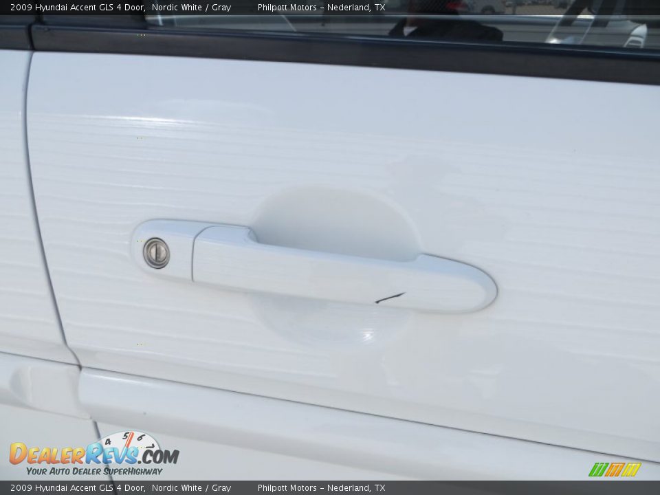2009 Hyundai Accent GLS 4 Door Nordic White / Gray Photo #14