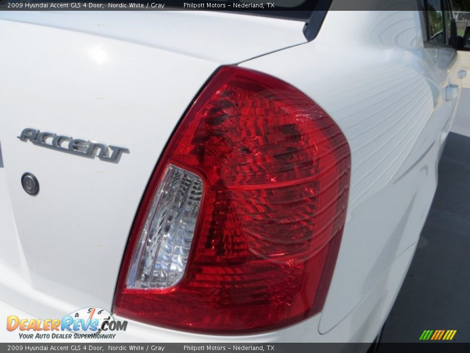 2009 Hyundai Accent GLS 4 Door Nordic White / Gray Photo #18