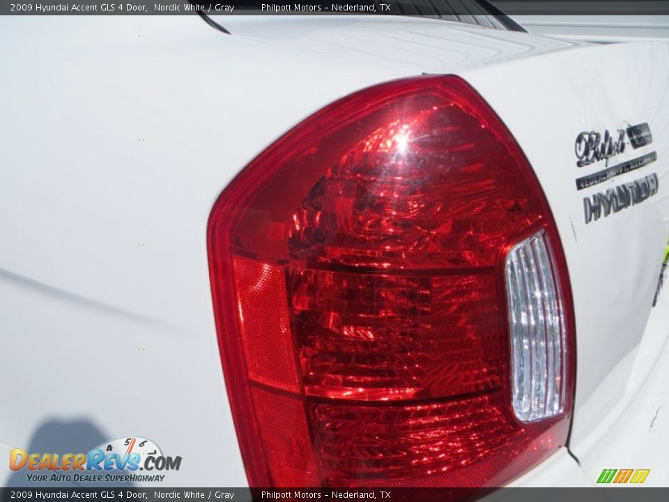 2009 Hyundai Accent GLS 4 Door Nordic White / Gray Photo #21