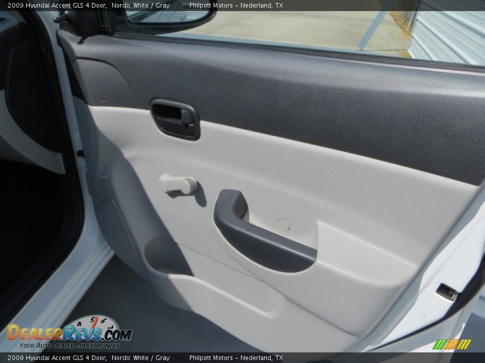2009 Hyundai Accent GLS 4 Door Nordic White / Gray Photo #25