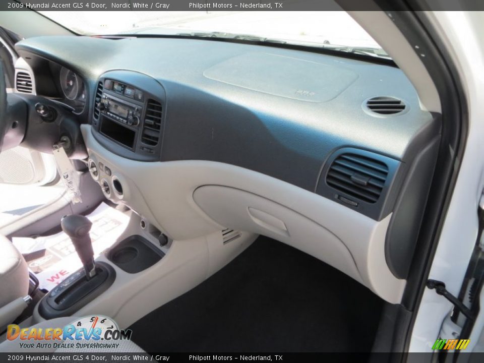 2009 Hyundai Accent GLS 4 Door Nordic White / Gray Photo #26