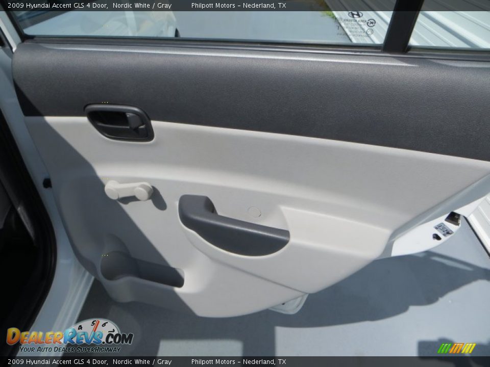 2009 Hyundai Accent GLS 4 Door Nordic White / Gray Photo #28