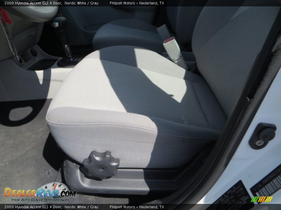 2009 Hyundai Accent GLS 4 Door Nordic White / Gray Photo #35