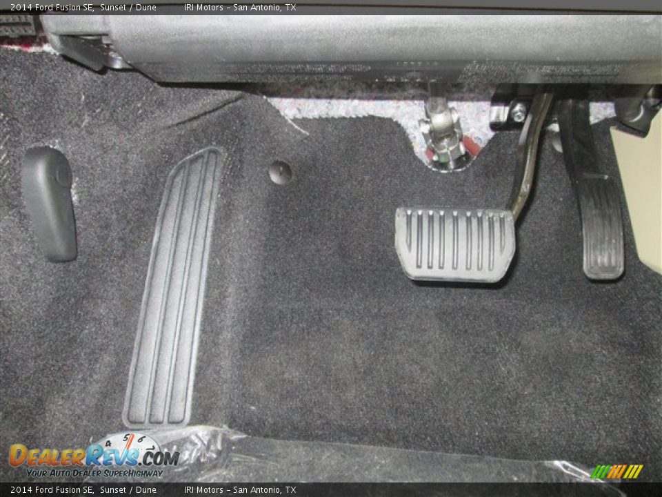 Controls of 2014 Ford Fusion SE Photo #19