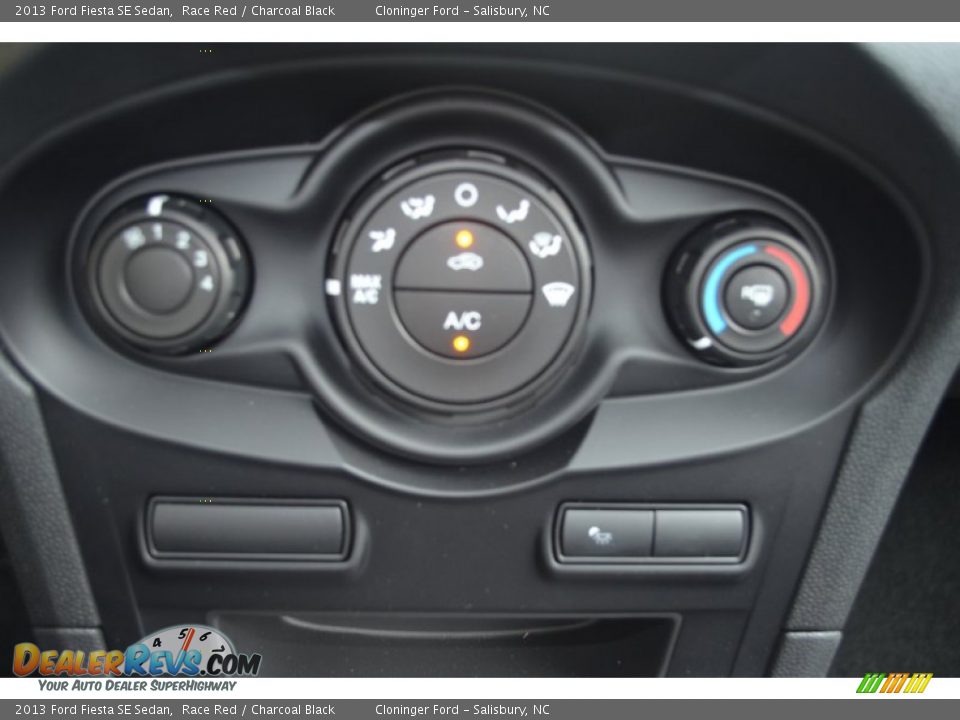 2013 Ford Fiesta SE Sedan Race Red / Charcoal Black Photo #12