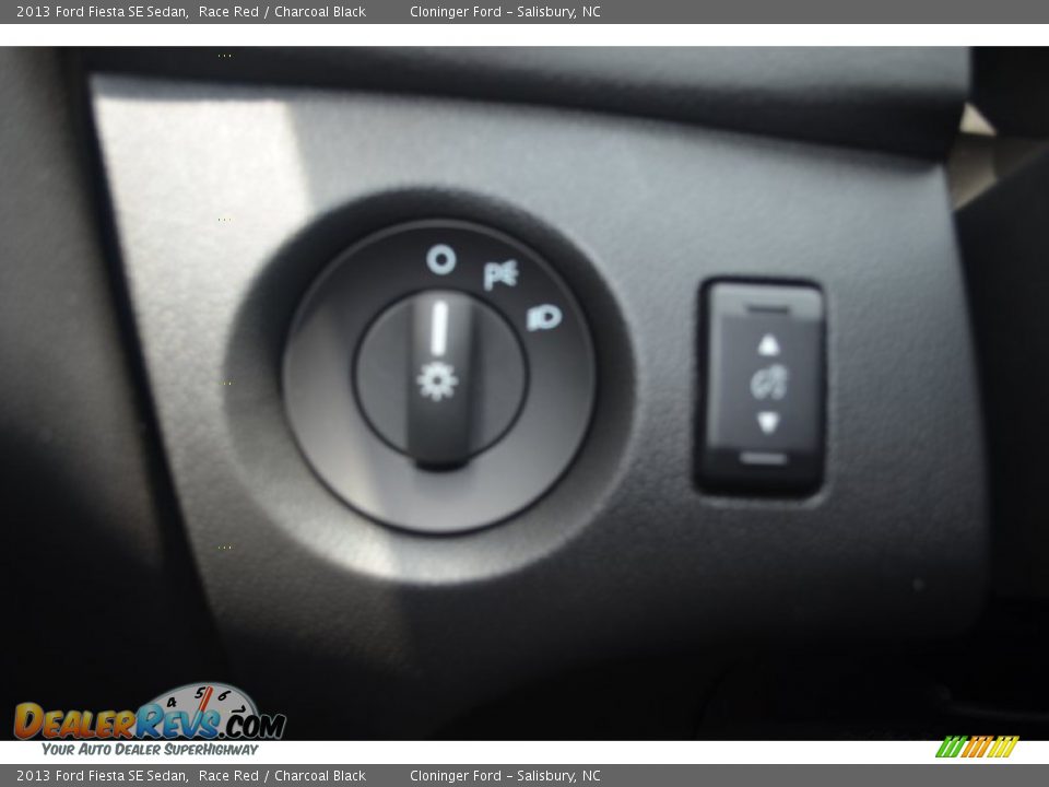 2013 Ford Fiesta SE Sedan Race Red / Charcoal Black Photo #15