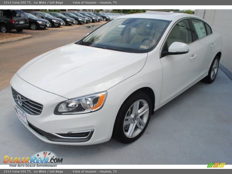 Front 3/4 View of 2014 Volvo S60 T5 Photo #3