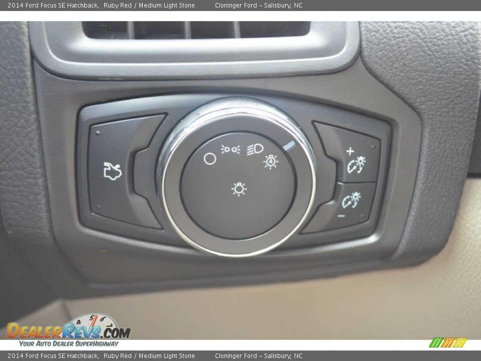 2014 Ford Focus SE Hatchback Ruby Red / Medium Light Stone Photo #16