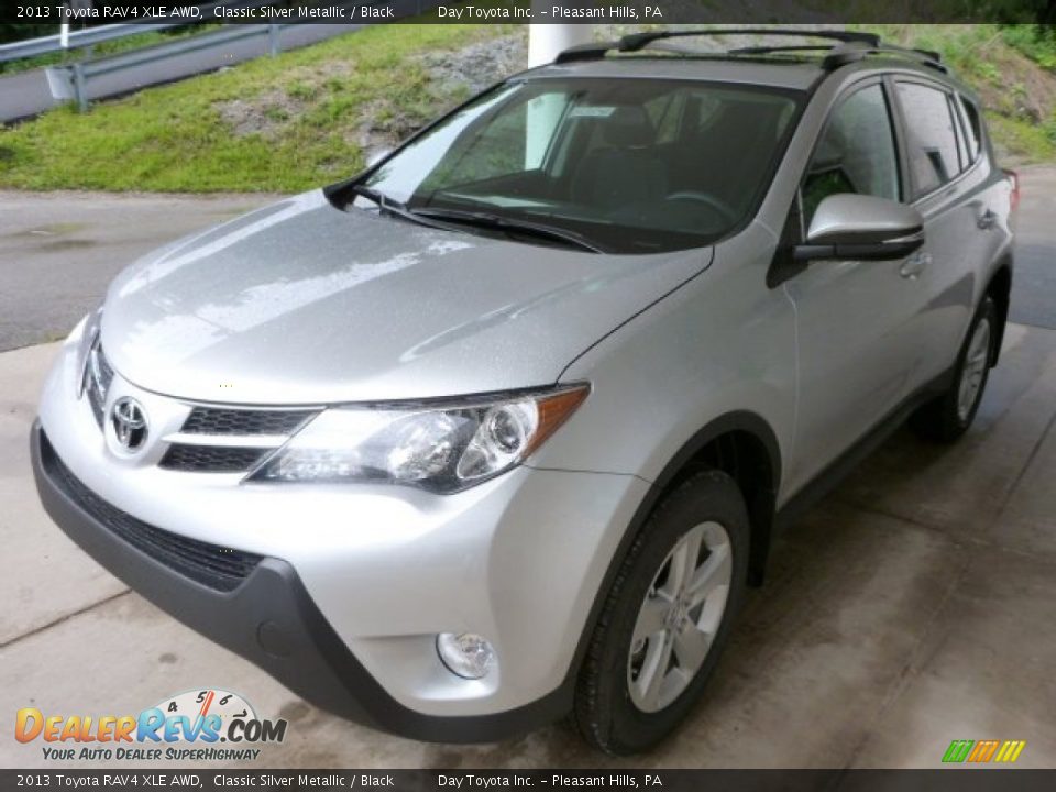 Front 3/4 View of 2013 Toyota RAV4 XLE AWD Photo #5