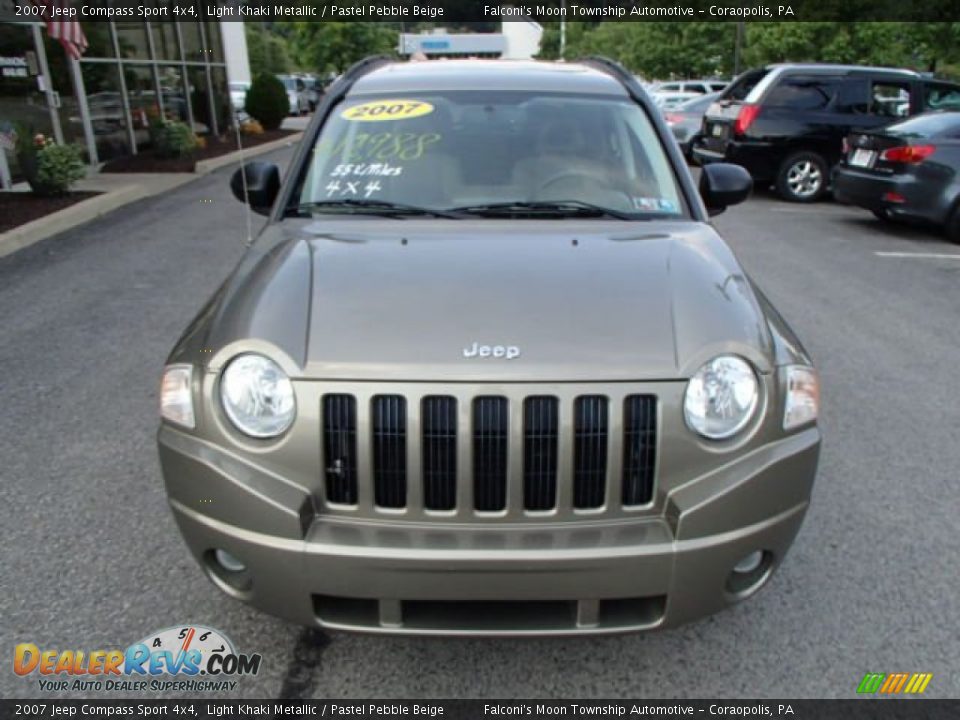 2007 Jeep Compass Sport 4x4 Light Khaki Metallic / Pastel Pebble Beige Photo #2