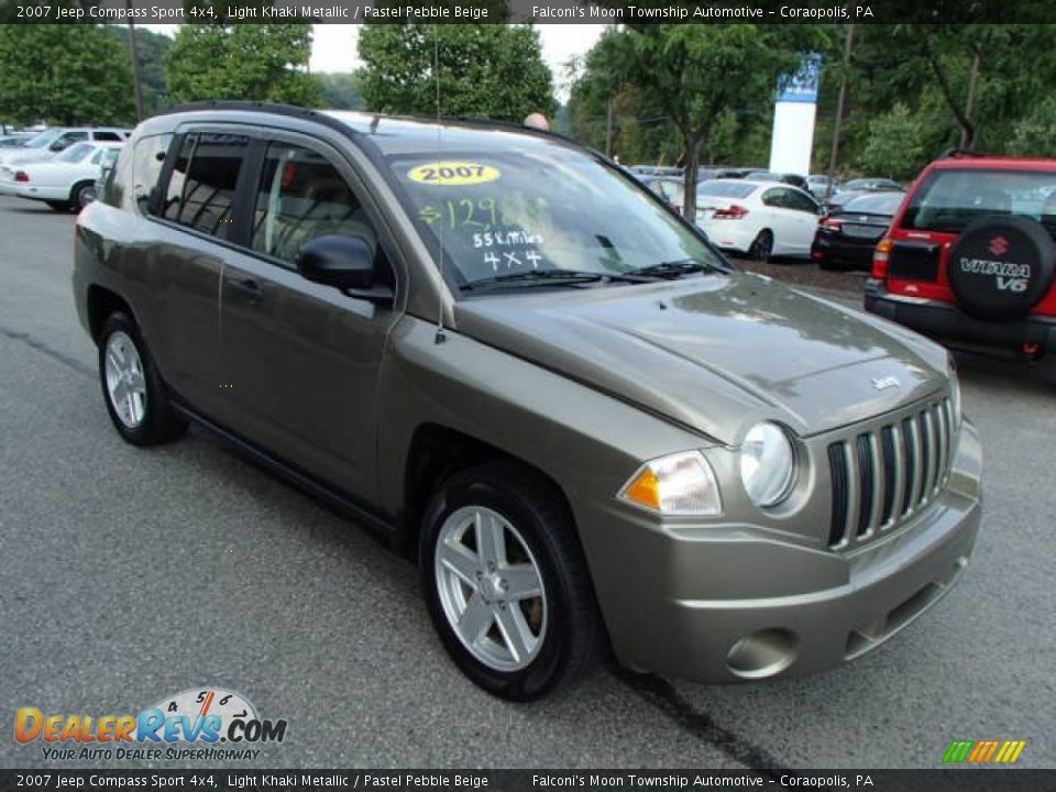 2007 Jeep Compass Sport 4x4 Light Khaki Metallic / Pastel Pebble Beige Photo #3