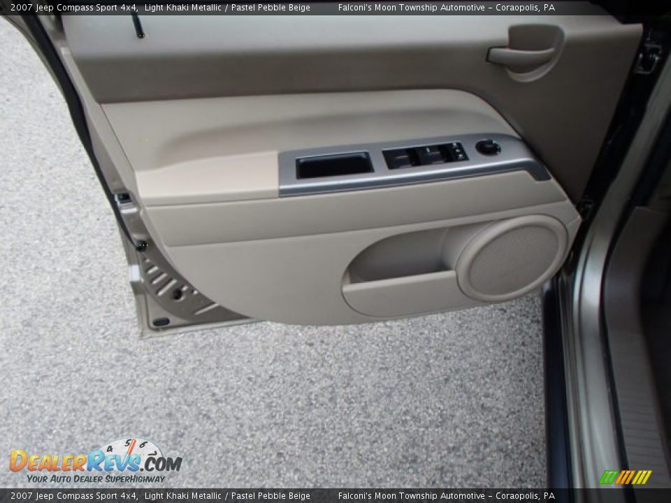 2007 Jeep Compass Sport 4x4 Light Khaki Metallic / Pastel Pebble Beige Photo #11