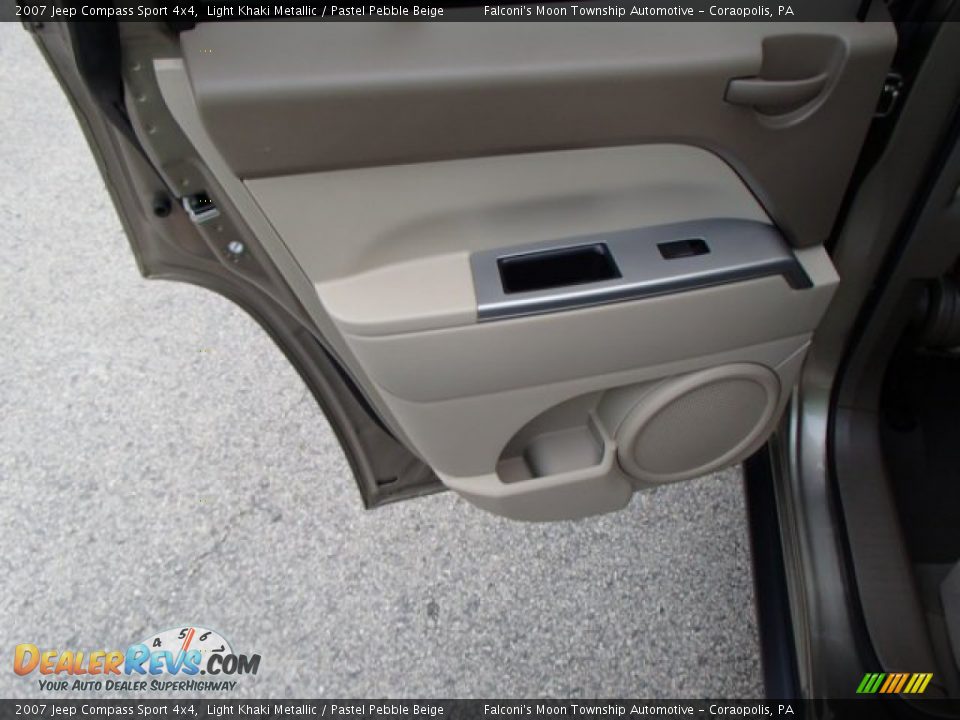 2007 Jeep Compass Sport 4x4 Light Khaki Metallic / Pastel Pebble Beige Photo #13
