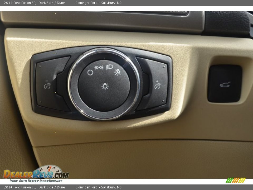 Controls of 2014 Ford Fusion SE Photo #16