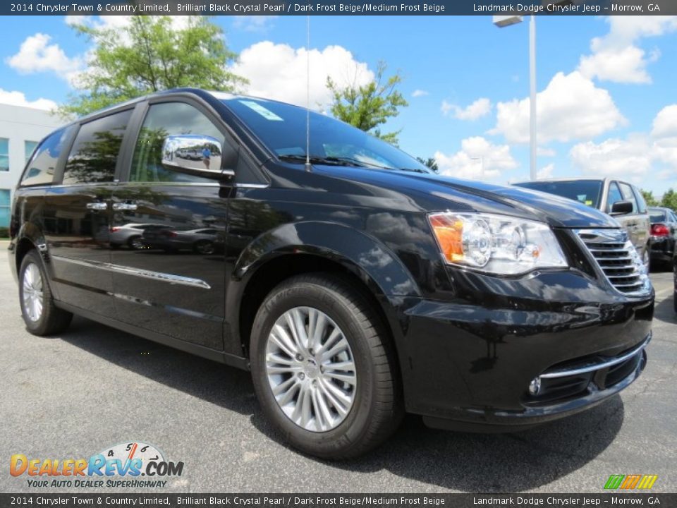 Front 3/4 View of 2014 Chrysler Town & Country Limited Photo #4