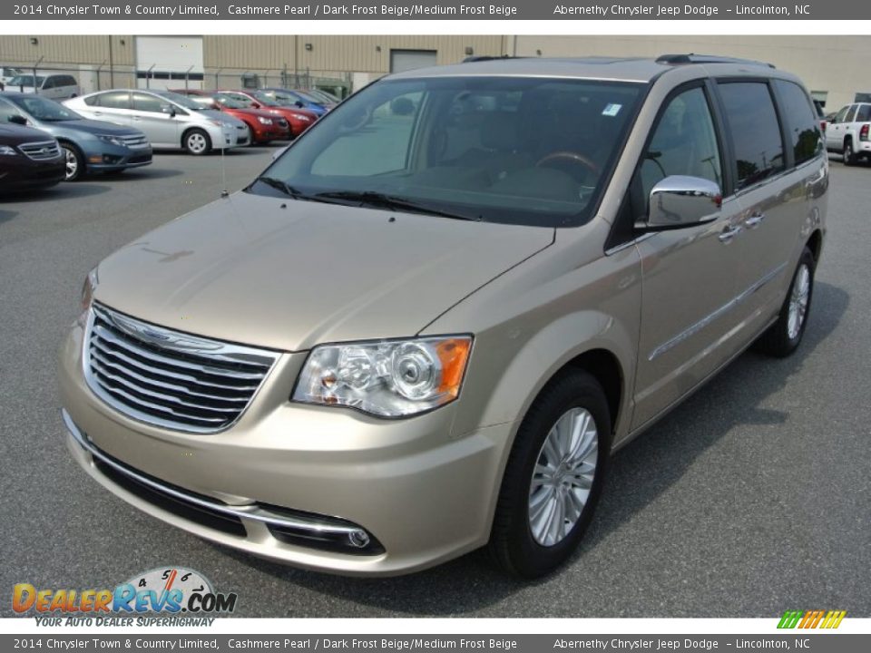 Front 3/4 View of 2014 Chrysler Town & Country Limited Photo #1