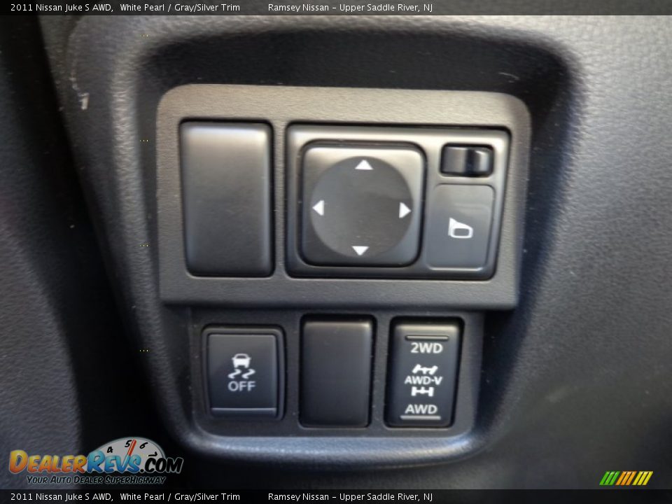2011 Nissan Juke S AWD White Pearl / Gray/Silver Trim Photo #16