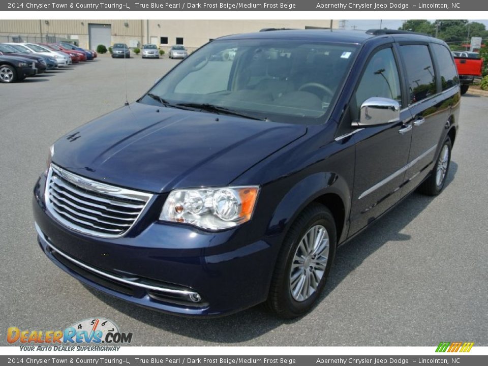 Front 3/4 View of 2014 Chrysler Town & Country Touring-L Photo #1