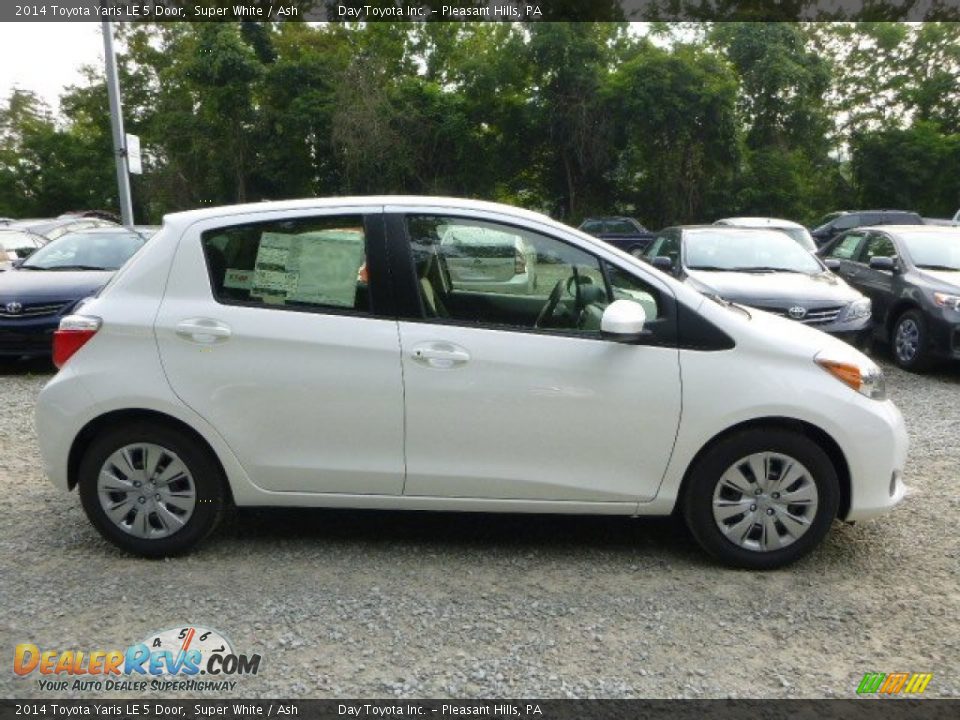 Super White 2014 Toyota Yaris LE 5 Door Photo #2