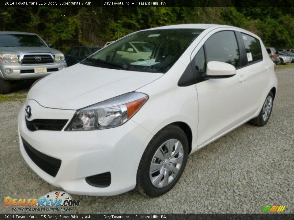 Front 3/4 View of 2014 Toyota Yaris LE 5 Door Photo #7