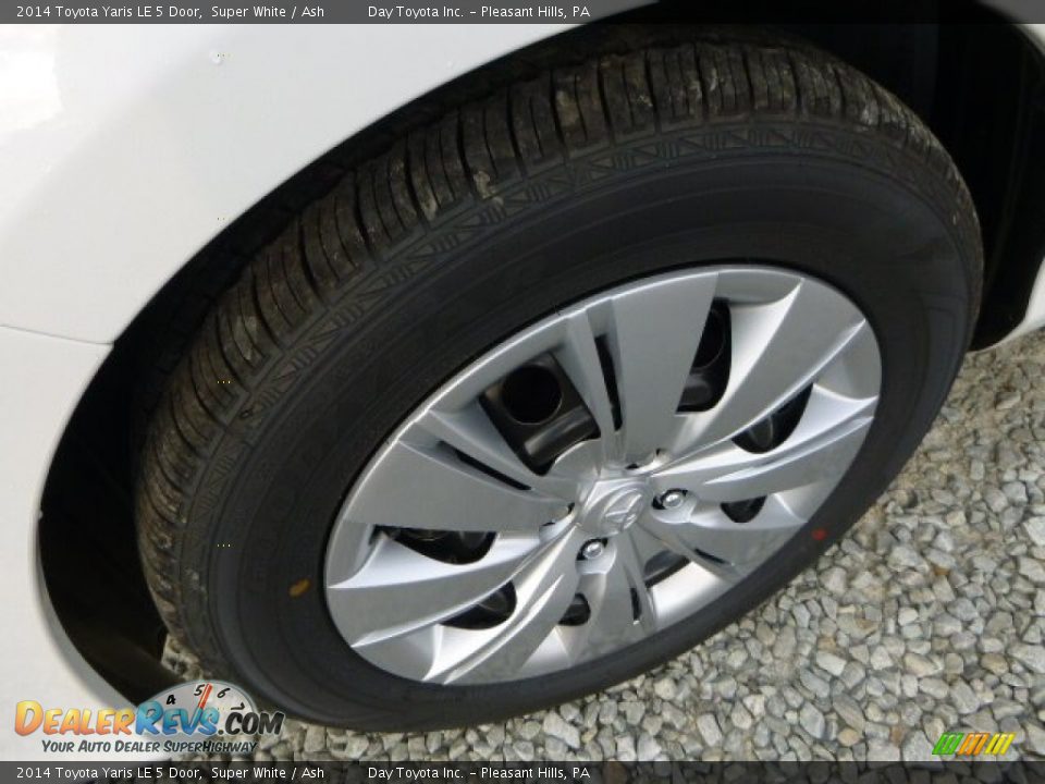 2014 Toyota Yaris LE 5 Door Super White / Ash Photo #9