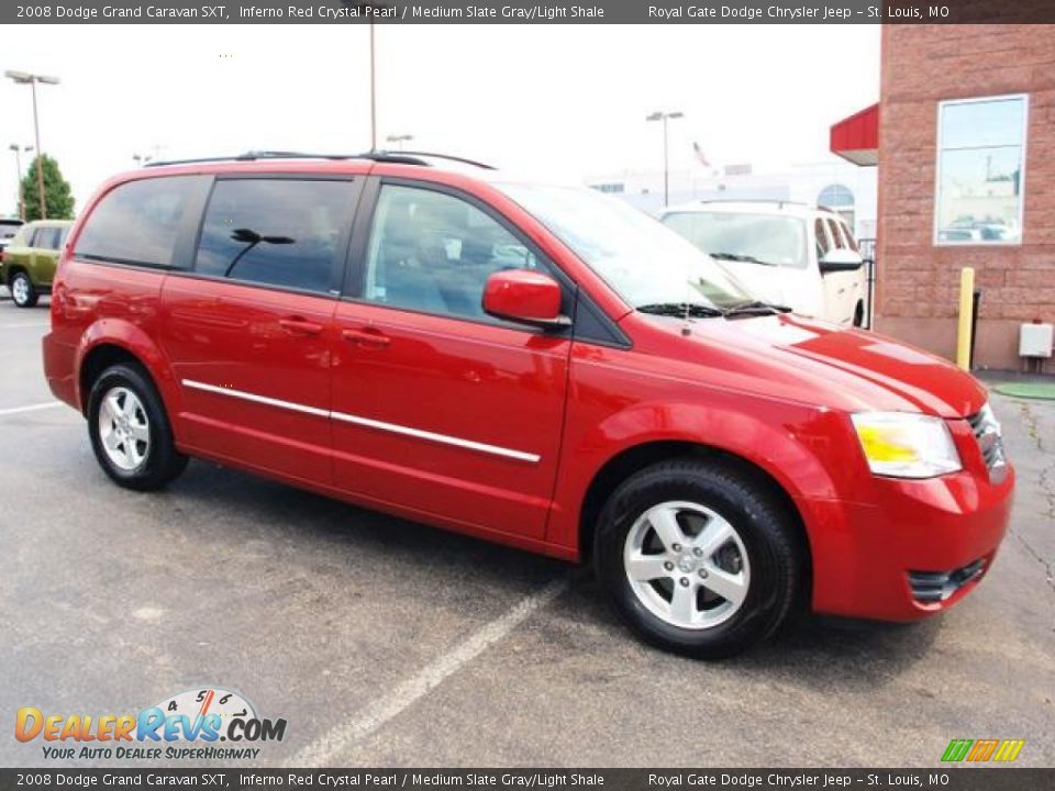 Front 3/4 View of 2008 Dodge Grand Caravan SXT Photo #2