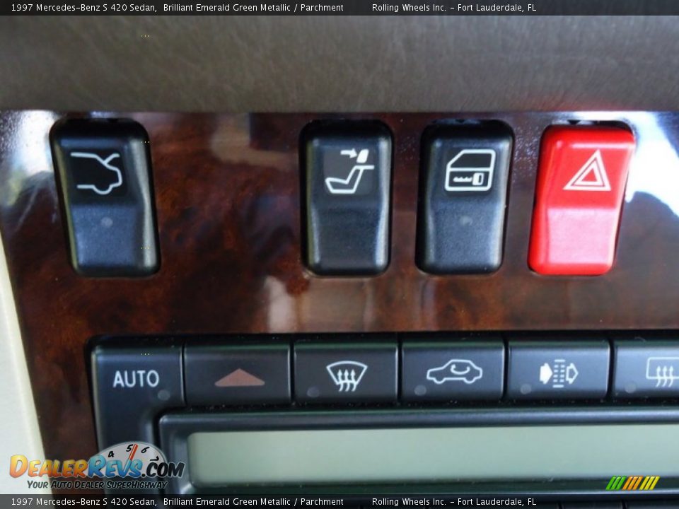 Controls of 1997 Mercedes-Benz S 420 Sedan Photo #6