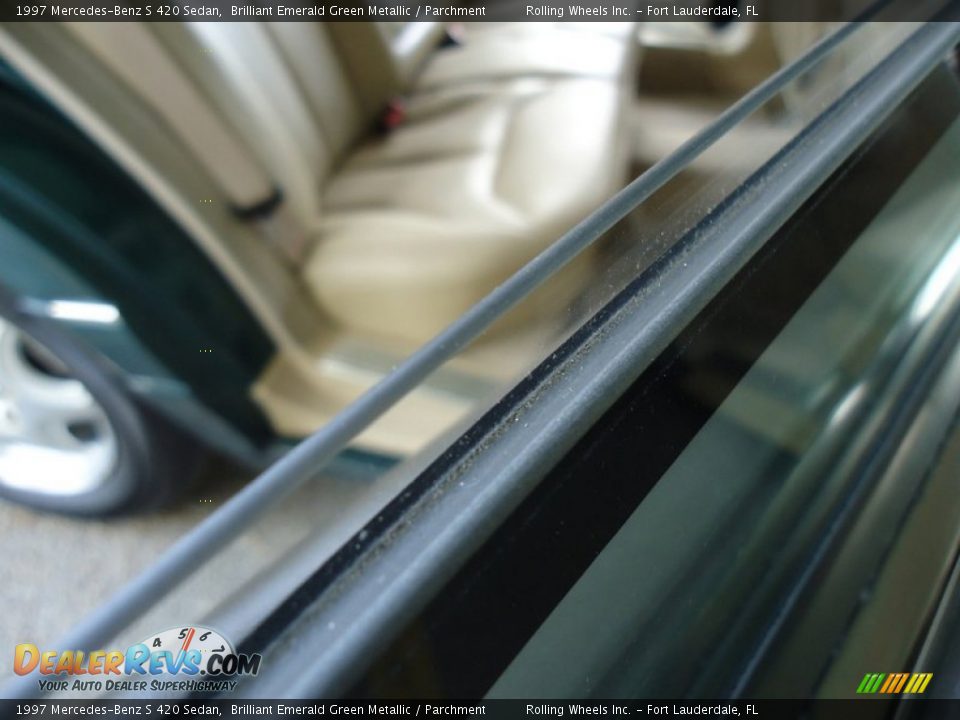 1997 Mercedes-Benz S 420 Sedan Brilliant Emerald Green Metallic / Parchment Photo #17