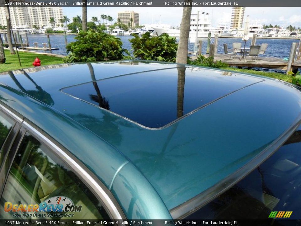 1997 Mercedes-Benz S 420 Sedan Brilliant Emerald Green Metallic / Parchment Photo #20