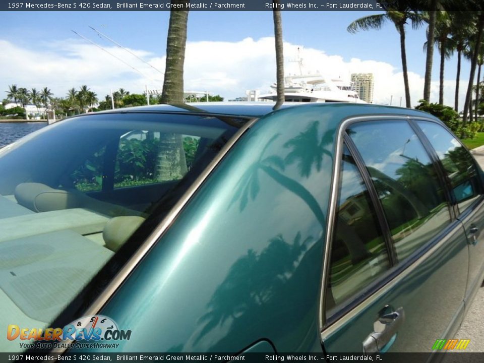 1997 Mercedes-Benz S 420 Sedan Brilliant Emerald Green Metallic / Parchment Photo #27