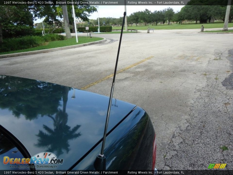 1997 Mercedes-Benz S 420 Sedan Brilliant Emerald Green Metallic / Parchment Photo #30