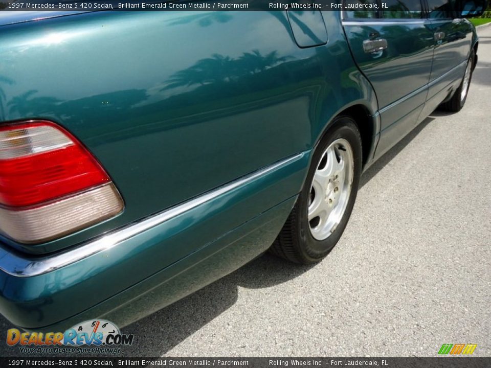 1997 Mercedes-Benz S 420 Sedan Brilliant Emerald Green Metallic / Parchment Photo #34