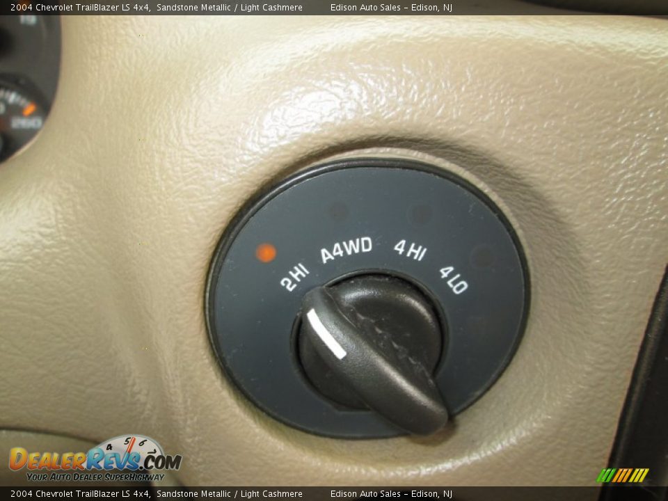 2004 Chevrolet TrailBlazer LS 4x4 Sandstone Metallic / Light Cashmere Photo #20