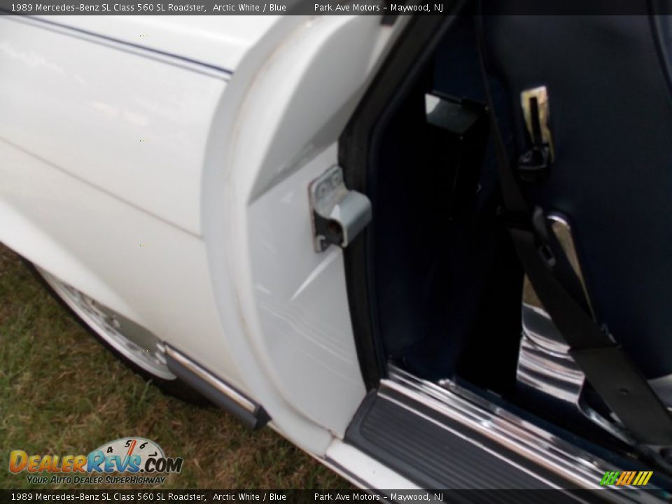 1989 Mercedes-Benz SL Class 560 SL Roadster Arctic White / Blue Photo #22