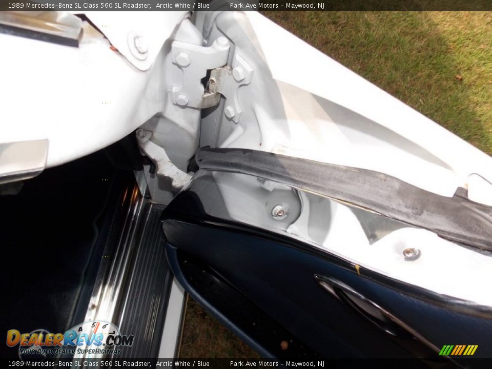 1989 Mercedes-Benz SL Class 560 SL Roadster Arctic White / Blue Photo #23