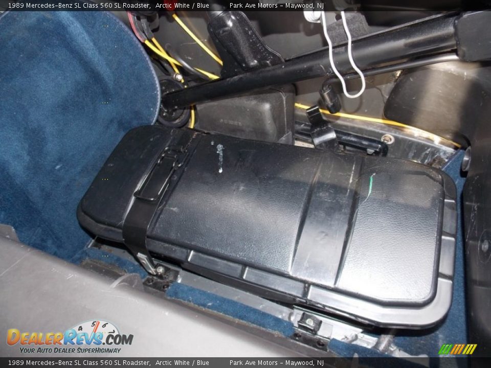 1989 Mercedes-Benz SL Class 560 SL Roadster Arctic White / Blue Photo #27