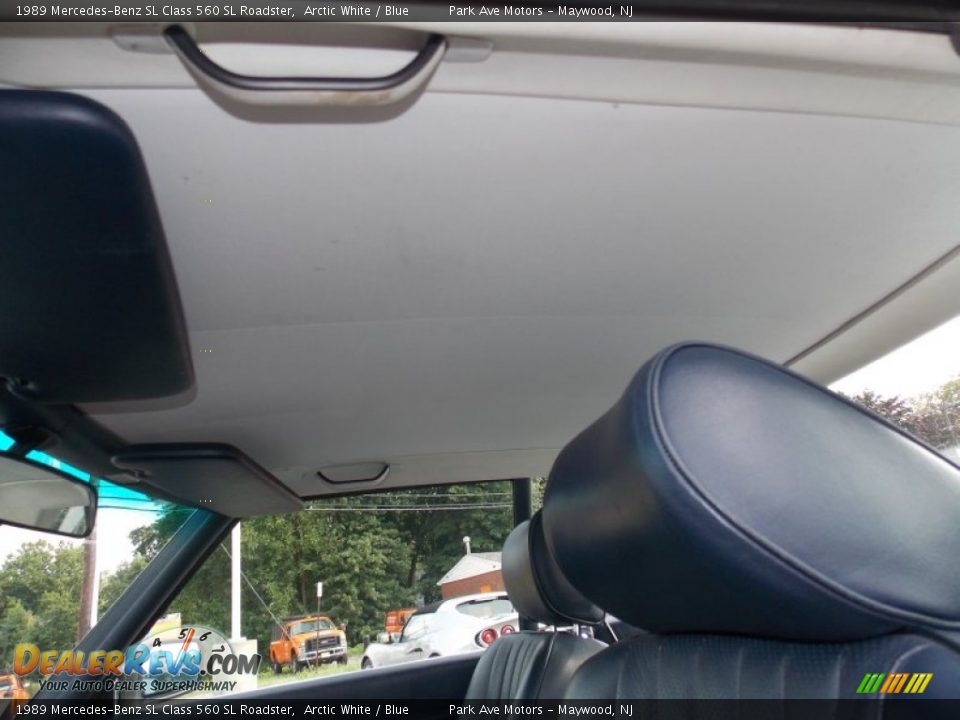 1989 Mercedes-Benz SL Class 560 SL Roadster Arctic White / Blue Photo #36