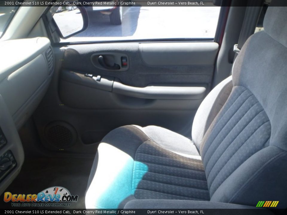 2001 Chevrolet S10 LS Extended Cab Dark Cherry Red Metallic / Graphite Photo #17
