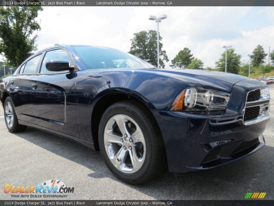 Front 3/4 View of 2014 Dodge Charger SE Photo #4