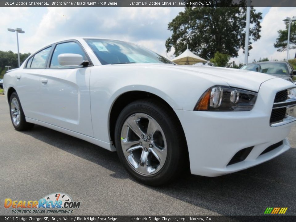 Front 3/4 View of 2014 Dodge Charger SE Photo #4